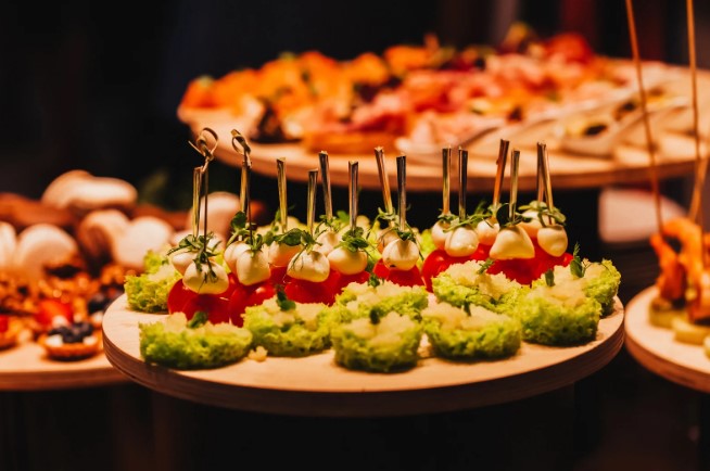 Заказать кейтеринг в Киеве: как составить меню для банкета или небольшого мероприятия
